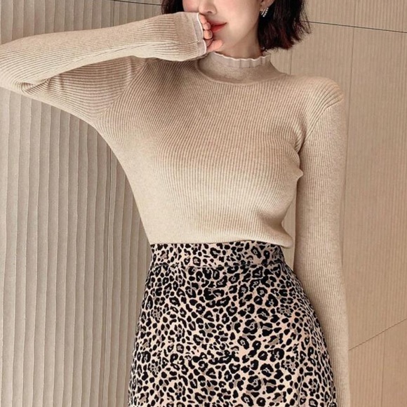 Rib knit nude & white Contrast Trim ruffle Sleeve 2 in 1 style Sweater blouse - Picture 6 of 7